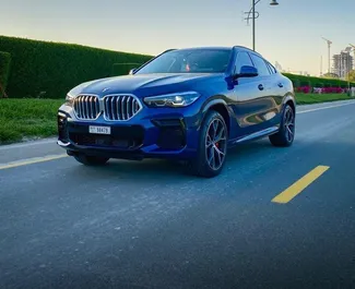 Frontansicht eines Mietwagens BMW X6 in Dubai, VAE ✓ Auto Nr.5984. ✓ Automatisch TM ✓ 0 Bewertungen.