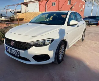 Frontansicht eines Mietwagens Fiat Egea am Flughafen Antalya, Türkei ✓ Auto Nr.5839. ✓ Schaltgetriebe TM ✓ 1 Bewertungen.