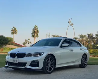 Frontansicht eines Mietwagens BMW 330i in Dubai, VAE ✓ Auto Nr.5980. ✓ Automatisch TM ✓ 0 Bewertungen.