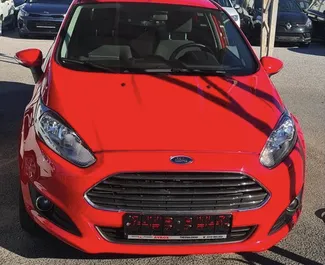 Frontansicht eines Mietwagens Ford Fiesta am Flughafen Thessaloniki, Griechenland ✓ Auto Nr.3843. ✓ Automatisch TM ✓ 0 Bewertungen.