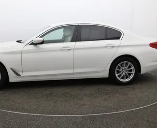 Frontansicht eines Mietwagens BMW 520i in Limassol, Zypern ✓ Auto Nr.5928. ✓ Automatisch TM ✓ 0 Bewertungen.