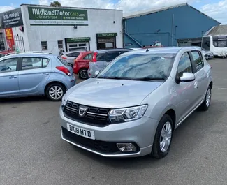 Frontansicht eines Mietwagens Dacia Sandero am Flughafen Burgas, Bulgarien ✓ Auto Nr.3632. ✓ Automatisch TM ✓ 0 Bewertungen.