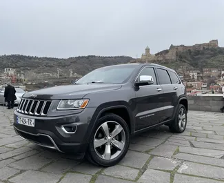 Frontansicht eines Mietwagens Jeep Grand Cherokee in Tiflis, Georgien ✓ Auto Nr.5504. ✓ Automatisch TM ✓ 3 Bewertungen.