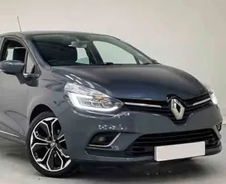 Frontansicht eines Mietwagens Renault Clio 4 auf Rhodos, Griechenland ✓ Auto Nr.5849. ✓ Schaltgetriebe TM ✓ 0 Bewertungen.