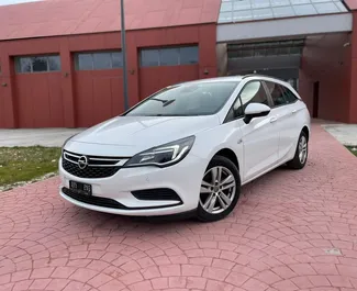 Frontansicht eines Mietwagens Opel Astra Sports Tourer in Becici, Montenegro ✓ Auto Nr.5951. ✓ Schaltgetriebe TM ✓ 1 Bewertungen.