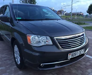 Frontansicht eines Mietwagens Chrysler Town & Country in Minsk, Weißrussland ✓ Auto Nr.5836. ✓ Automatisch TM ✓ 0 Bewertungen.