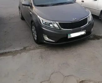 Frontansicht eines Mietwagens Kia Rio in Aktau, Kasachstan ✓ Auto Nr.6269. ✓ Automatisch TM ✓ 0 Bewertungen.