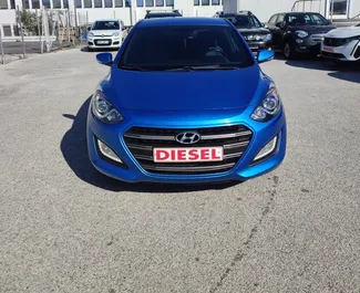 Frontansicht eines Mietwagens Hyundai i30 am Flughafen Thessaloniki, Griechenland ✓ Auto Nr.6018. ✓ Automatisch TM ✓ 0 Bewertungen.