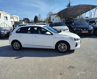 Frontansicht eines Mietwagens Hyundai i30 am Flughafen Thessaloniki, Griechenland ✓ Auto Nr.6034. ✓ Schaltgetriebe TM ✓ 0 Bewertungen.