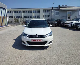 Frontansicht eines Mietwagens Citroen C4 am Flughafen Thessaloniki, Griechenland ✓ Auto Nr.1716. ✓ Automatisch TM ✓ 0 Bewertungen.