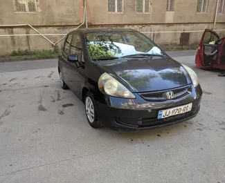 Frontansicht eines Mietwagens Honda Fit in Tiflis, Georgien ✓ Auto Nr.5867. ✓ Automatisch TM ✓ 0 Bewertungen.