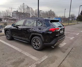 Innenraum von Toyota Rav4 zur Miete in Georgien. Ein großartiges 5-Sitzer Fahrzeug mit Automatisch Getriebe.