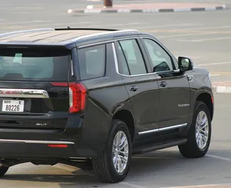 Benzin 5,7L Motor von GMC Yukon 2022 zur Miete in Dubai.