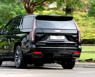 Cadillac Escalade 2023 zur Miete verfügbar in Dubai, mit Kilometerbegrenzung 250 km/Tag.