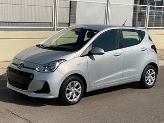 Frontansicht eines Mietwagens Hyundai i10 auf Rhodos, Griechenland ✓ Auto Nr.5841. ✓ Schaltgetriebe TM ✓ 0 Bewertungen.