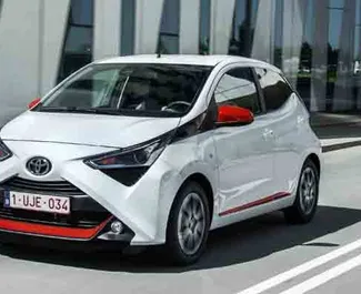 Frontansicht eines Mietwagens Toyota Aygo auf Rhodos, Griechenland ✓ Auto Nr.5845. ✓ Schaltgetriebe TM ✓ 0 Bewertungen.