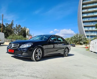 Frontansicht eines Mietwagens Mercedes-Benz E-Class in Limassol, Zypern ✓ Auto Nr.5922. ✓ Automatisch TM ✓ 0 Bewertungen.