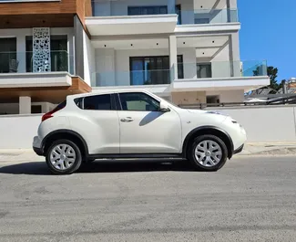 Nissan Juke 2015 zur Miete verfügbar in Limassol, mit Kilometerbegrenzung unbegrenzte.