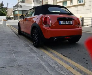 Frontansicht eines Mietwagens Mini Cooper Cabrio in Limassol, Zypern ✓ Auto Nr.5930. ✓ Automatisch TM ✓ 0 Bewertungen.