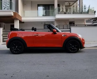 Mini Cooper Cabrio 2019 mit Antriebssystem Frontantrieb, verfügbar in Limassol.