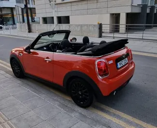 Innenraum von Mini Cooper Cabrio zur Miete auf Zypern. Ein großartiges 4-Sitzer Fahrzeug mit Automatisch Getriebe.