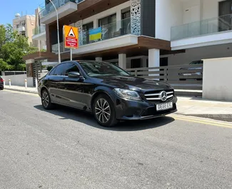 Vermietung Mercedes-Benz C-Class. Komfort, Premium Fahrzeug zur Miete auf Zypern ✓ Kaution Einzahlung von 1500 EUR ✓ Versicherungsoptionen KFZ-HV, TKV, VKV Plus, VKV Komplett, Diebstahlschutz, Junge.