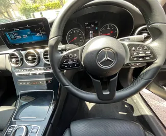 Innenraum von Mercedes-Benz C-Class zur Miete auf Zypern. Ein großartiges 5-Sitzer Fahrzeug mit Automatisch Getriebe.