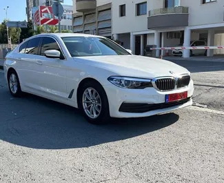 Vermietung BMW 520i. Premium Fahrzeug zur Miete auf Zypern ✓ Kaution Einzahlung von 1500 EUR ✓ Versicherungsoptionen KFZ-HV, TKV, VKV Plus, VKV Komplett, Diebstahlschutz, Junge.