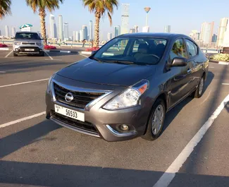 Frontansicht eines Mietwagens Nissan Versa in Dubai, VAE ✓ Auto Nr.6273. ✓ Automatisch TM ✓ 0 Bewertungen.