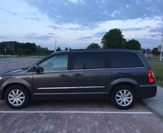 Innenraum von Chrysler Town & Country zur Miete in Weißrussland. Ein großartiges 7-Sitzer Fahrzeug mit Automatisch Getriebe.