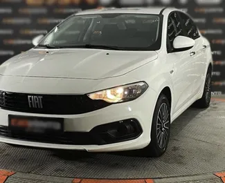 Frontansicht eines Mietwagens Fiat Egea in Istanbul, Türkei ✓ Auto Nr.6232. ✓ Schaltgetriebe TM ✓ 0 Bewertungen.