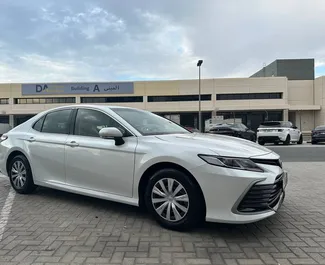 Mietwagen Toyota Camry 2023 in VAE, mit Benzin-Kraftstoff und 210 PS ➤ Ab 140 AED pro Tag.