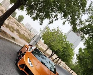 Frontansicht eines Mietwagens Lamborghini Huracan Evo Cabrio in Dubai, VAE ✓ Auto Nr.5998. ✓ Automatisch TM ✓ 0 Bewertungen.