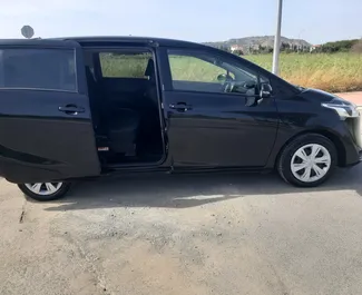 Frontansicht eines Mietwagens Toyota Sienta in Larnaca, Zypern ✓ Auto Nr.6519. ✓ Automatisch TM ✓ 0 Bewertungen.