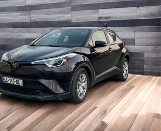 Frontansicht eines Mietwagens Toyota C-HR in Tiflis, Georgien ✓ Auto Nr.6327. ✓ Automatisch TM ✓ 0 Bewertungen.