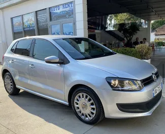 Frontansicht eines Mietwagens Volkswagen Polo in Tirana, Albanien ✓ Auto Nr.6425. ✓ Schaltgetriebe TM ✓ 4 Bewertungen.