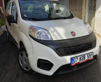 Frontansicht eines Mietwagens Fiat Fiorino am Flughafen Antalya, Türkei ✓ Auto Nr.6449. ✓ Schaltgetriebe TM ✓ 0 Bewertungen.