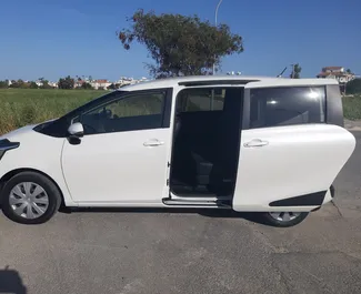 Autovermietung Toyota Sienta Nr.6518 Automatisch in Larnaca, ausgestattet mit einem 1,5L Motor ➤ Von Panik auf Zypern.