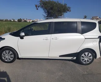 Frontansicht eines Mietwagens Toyota Sienta in Larnaca, Zypern ✓ Auto Nr.6518. ✓ Automatisch TM ✓ 1 Bewertungen.