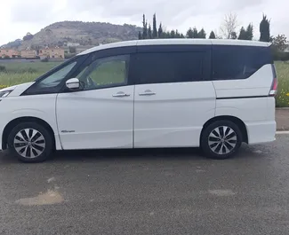 Frontansicht eines Mietwagens Nissan Serena in Larnaca, Zypern ✓ Auto Nr.6506. ✓ Automatisch TM ✓ 0 Bewertungen.