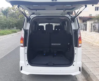 Nissan Serena 2018 zur Miete verfügbar in Larnaca, mit Kilometerbegrenzung unbegrenzte.