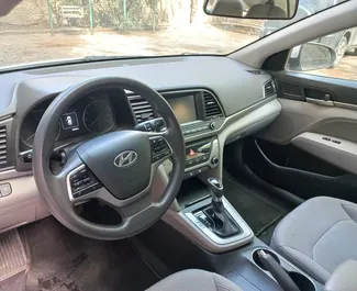 Innenraum von Hyundai Elantra zur Miete in Georgien. Ein großartiges 4-Sitzer Fahrzeug mit Automatisch Getriebe.