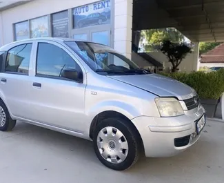 Frontansicht eines Mietwagens Fiat Panda in Tirana, Albanien ✓ Auto Nr.6430. ✓ Schaltgetriebe TM ✓ 4 Bewertungen.