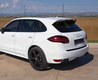 Vermietung Porsche Cayenne. Premium, Luxus, SUV Fahrzeug zur Miete in Georgien ✓ Kaution Einzahlung von 800 GEL ✓ Versicherungsoptionen KFZ-HV, TKV, Diebstahlschutz.