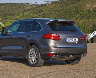 Benzin 4,8L Motor von Porsche Cayenne Turbo 2011 zur Miete in Tiflis.