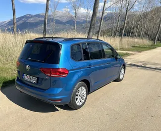 Mietwagen Volkswagen Touran 2017 in Montenegro, mit Diesel-Kraftstoff und 125 PS ➤ Ab 47 EUR pro Tag.