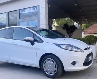 Frontansicht eines Mietwagens Ford Fiesta in Tirana, Albanien ✓ Auto Nr.6343. ✓ Schaltgetriebe TM ✓ 3 Bewertungen.