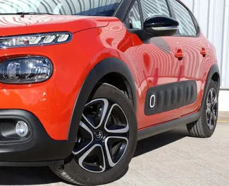 Frontansicht eines Mietwagens Citroen C3 auf Kreta, Griechenland ✓ Auto Nr.6443. ✓ Automatisch TM ✓ 0 Bewertungen.