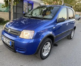 Frontansicht eines Mietwagens Fiat Panda 4x4 in Tirana, Albanien ✓ Auto Nr.6309. ✓ Schaltgetriebe TM ✓ 6 Bewertungen.