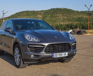 Frontansicht eines Mietwagens Porsche Cayenne Turbo in Tiflis, Georgien ✓ Auto Nr.6289. ✓ Automatisch TM ✓ 1 Bewertungen.